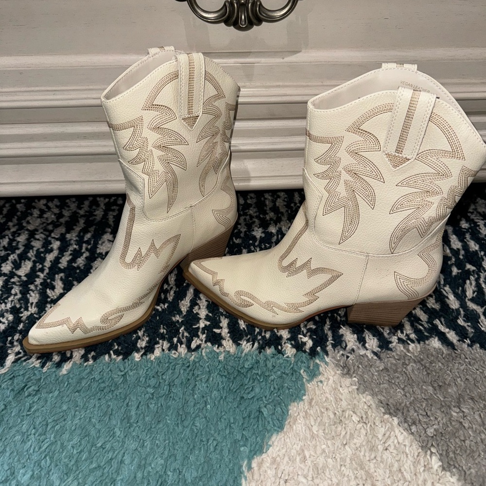 Boots. Womens size 9
